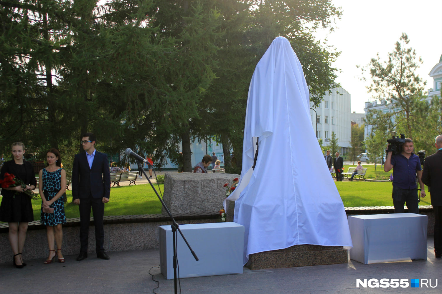 Открыли памятник ульянову. Памятник Ульянову в Омске. Памятник Ульянову в Омске фото. Памятник актеру Михаилу Ульянову в Омске. Михайловский сад Москва памятник Ульянову.