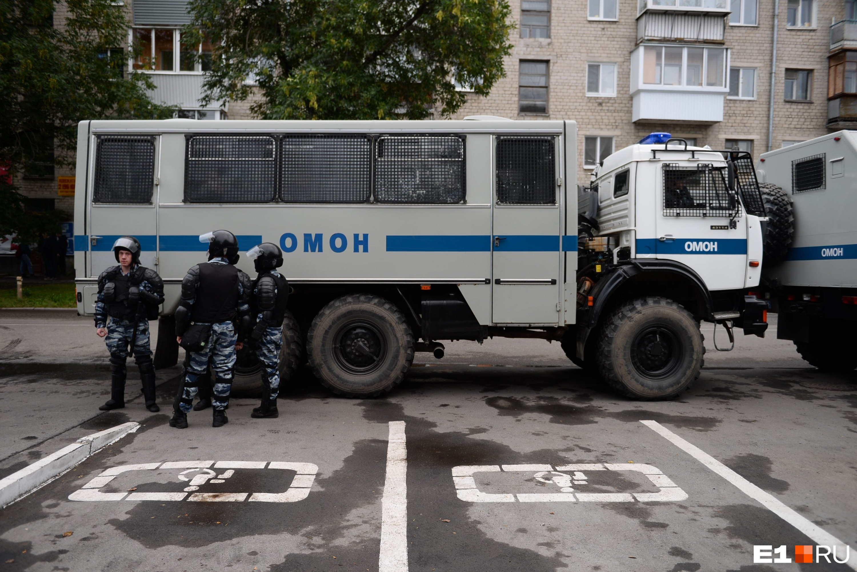 Камаз омон. КАМАЗ 43114 автозак. КАМАЗ 43114 ОМОН. КАМАЗ 43114 полицейский. КАМАЗ НЕФАЗ 4208 ОМОН