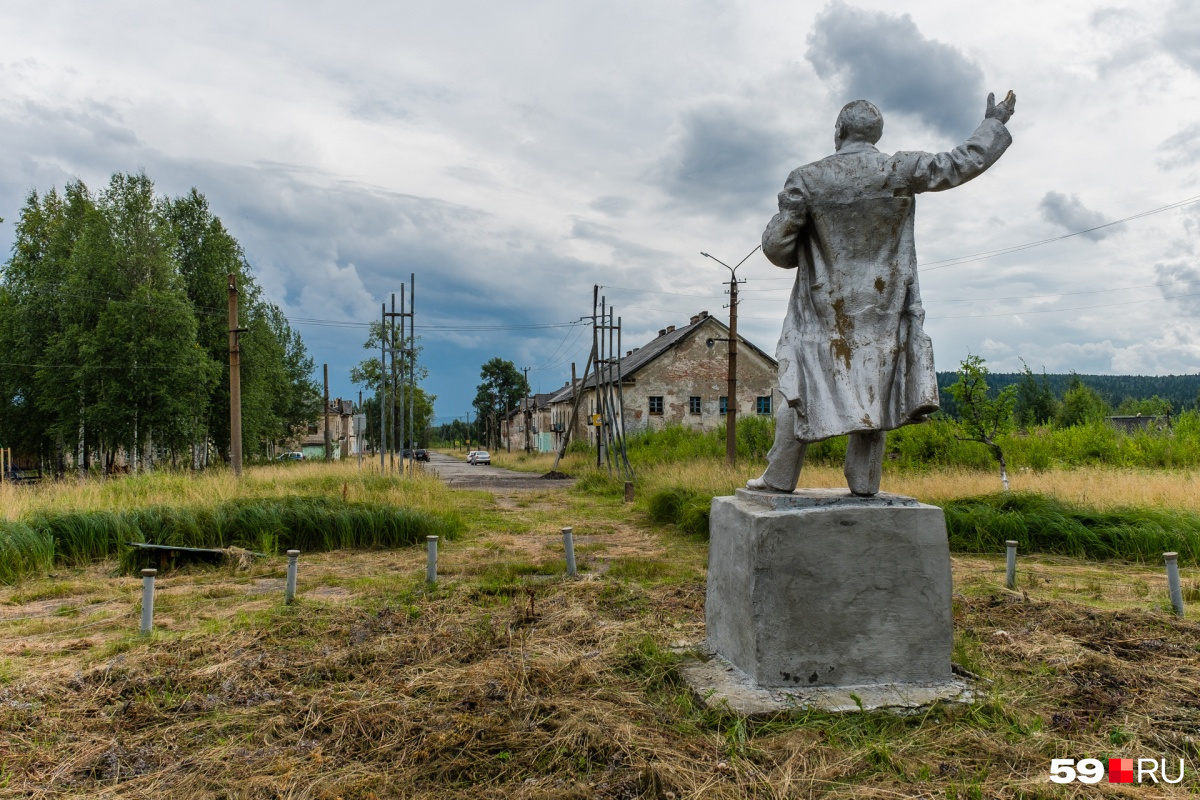 Ленин то ли встречает, то ли провожает гостей Шумихинского Ленин то ли встречает, то ли провожает гостей Шумихинского