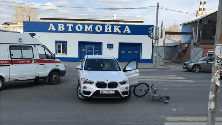 Подбила на развороте: челябинка на BMW врезалась в велосипедиста