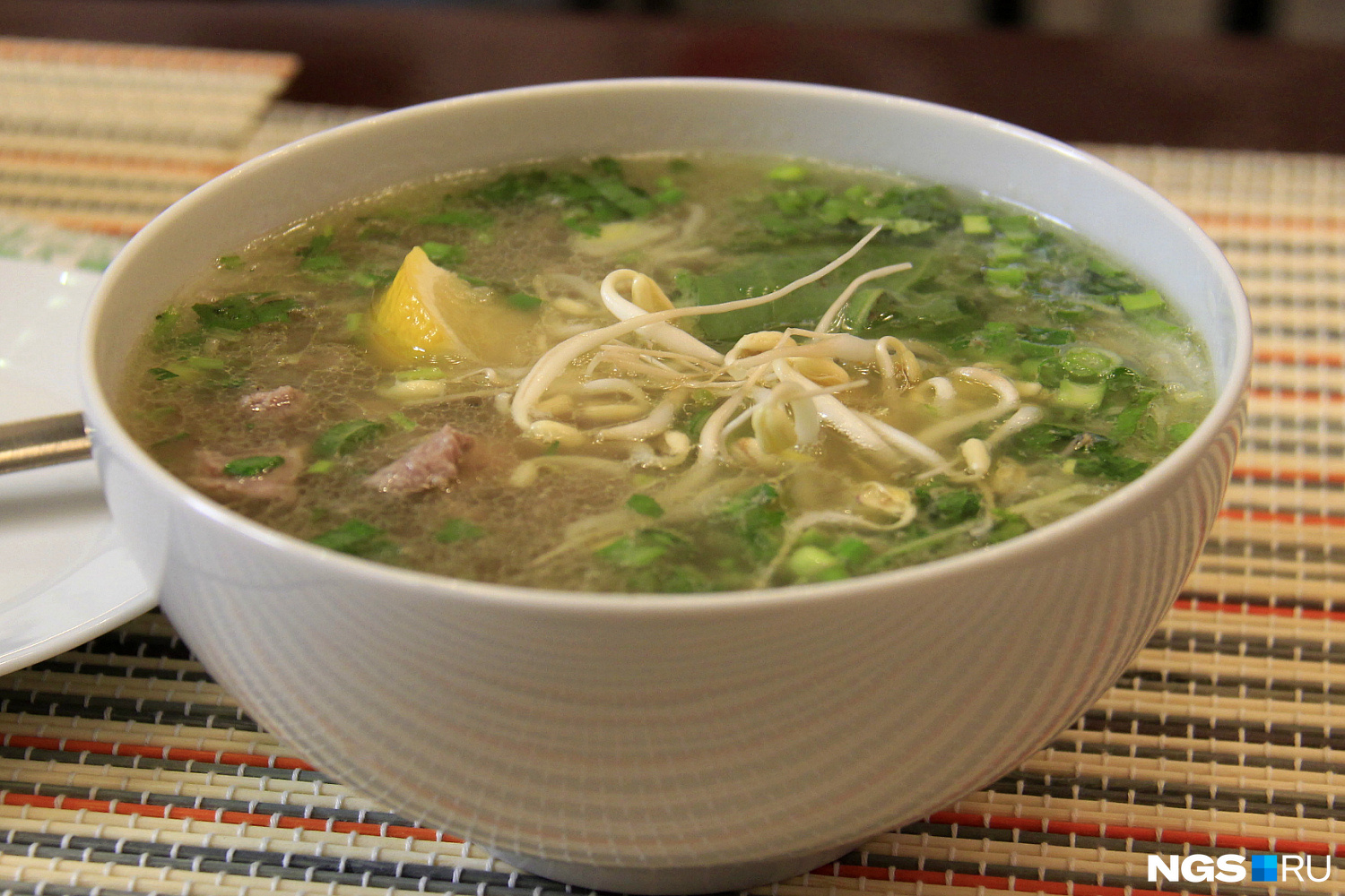 Порция супа Фо Бо стоит 180 рублей. Рыбный соус, зелень и перец чили можно положить по вкусу