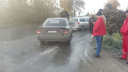 Повело на гололёде: водители начали биться на скользкой дороге