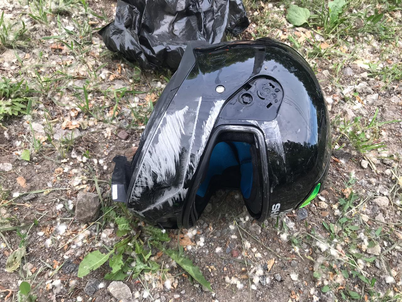 На шлеме остались следы аварии