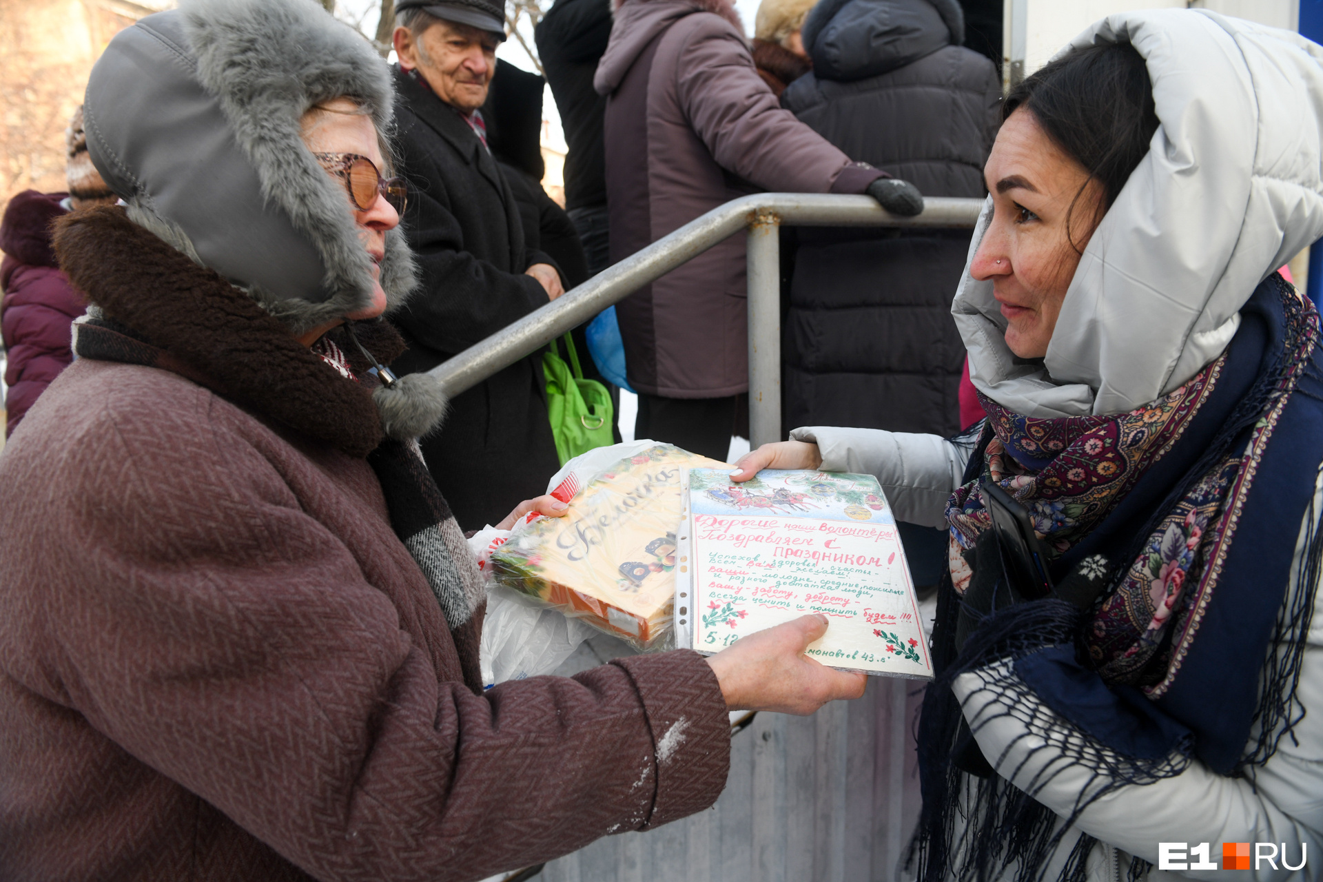 Одна из женщин поздравила сотрудников фонда «Люблю и благодарю» с Днем волонтера — он отмечается 5 декабря