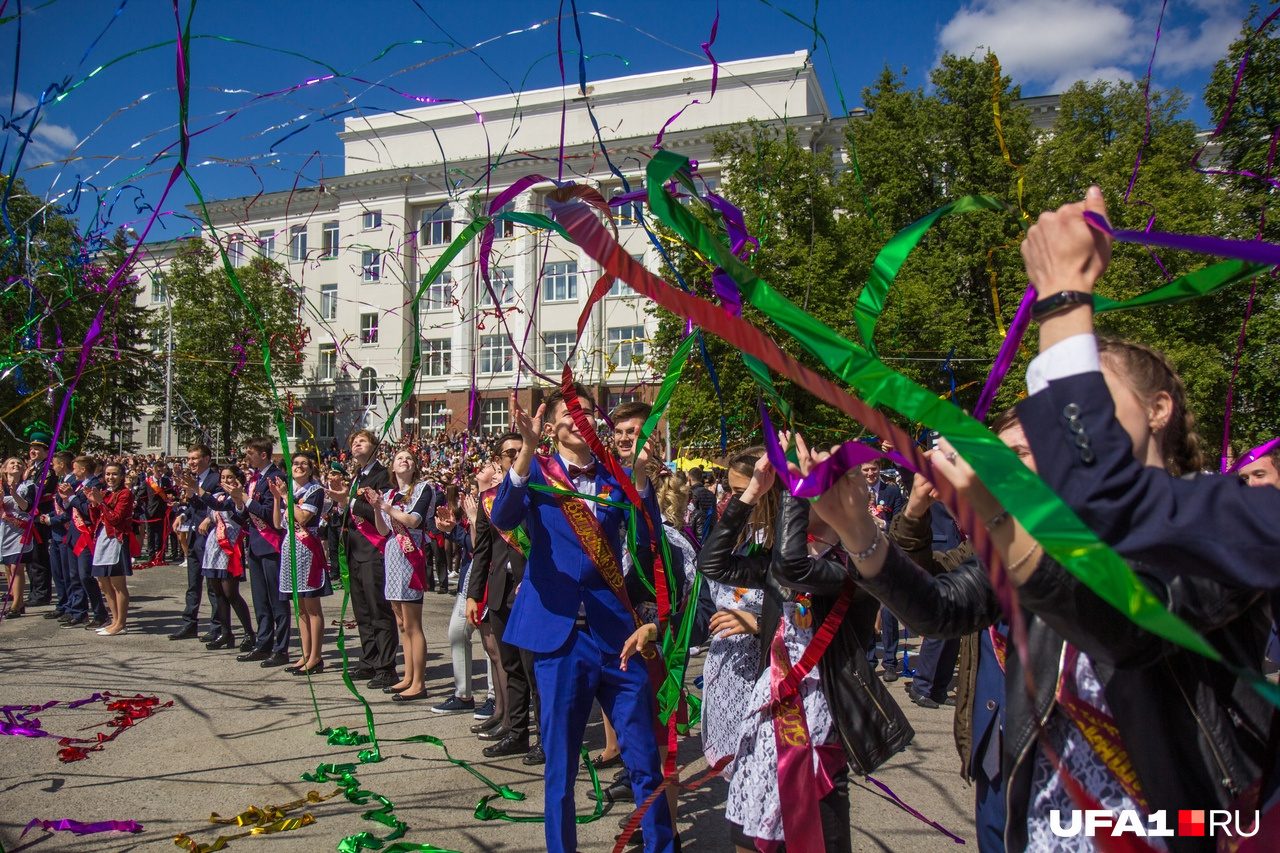 И пусть воздушные шары в небо запускать больше нельзя, цветной серпантин стал не менее зрелищным окончанием праздника И пусть воздушные шары в небо запускать больше нельзя, цветной серпантин стал не менее зрелищным окончанием праздника