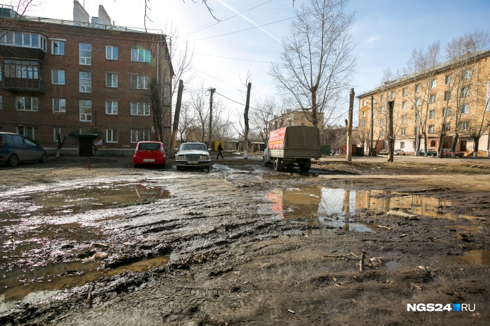 Переулок Тихий весной 2018. Примерно так же — <a href="https://ngs24.ru/text/house/2018/04/09/54282551/" target="_blank" class="_">во многих дворах на Мичурина</a> Переулок Тихий весной 2018. Примерно так же — <a href="https://ngs24.ru/text/house/2018/04/09/54282551/" target="_blank" class="_">во многих дворах на Мичурина</a>