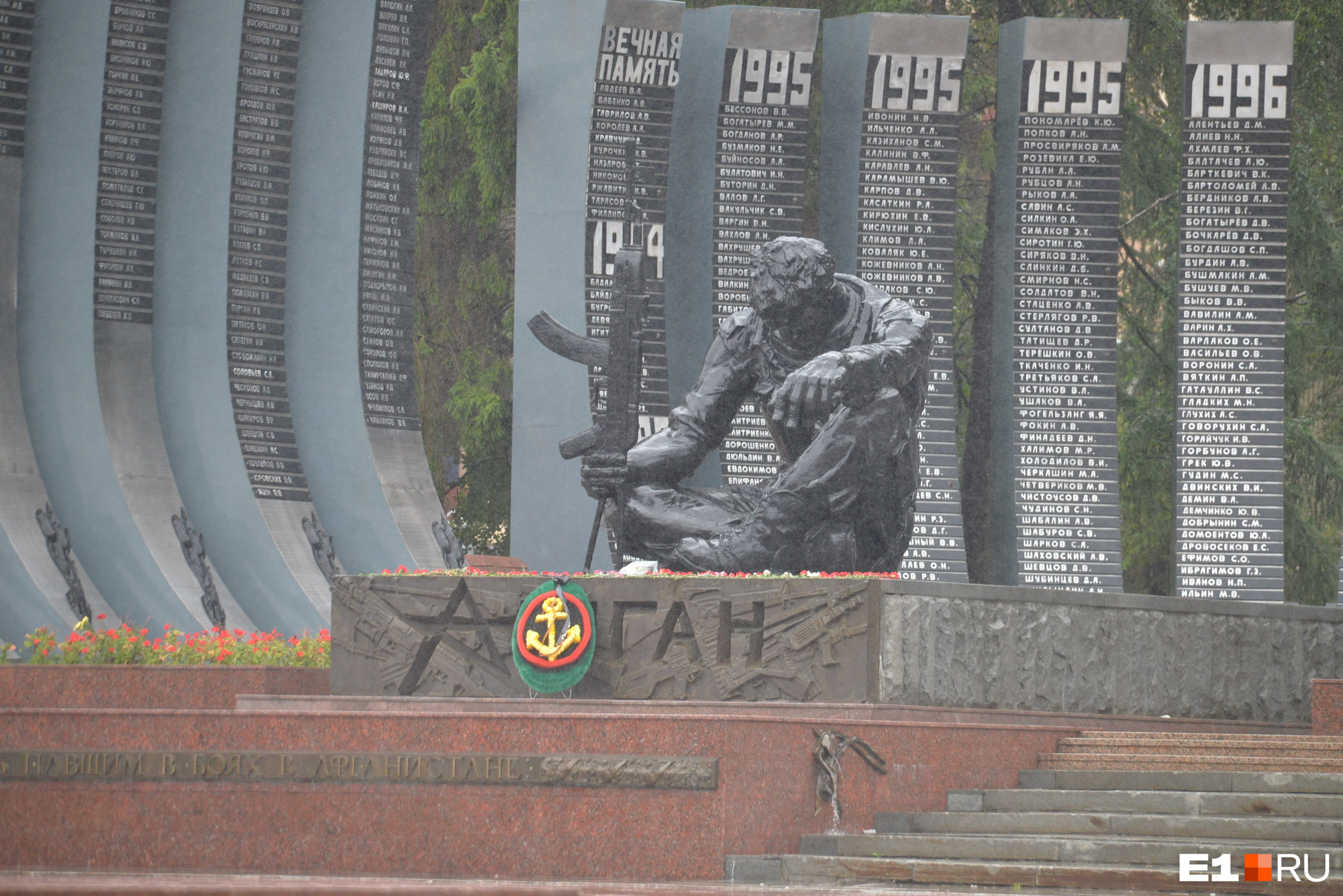 Венок с якорем возложили к мемориалу военным, погибшим в Афганистане и Чечне