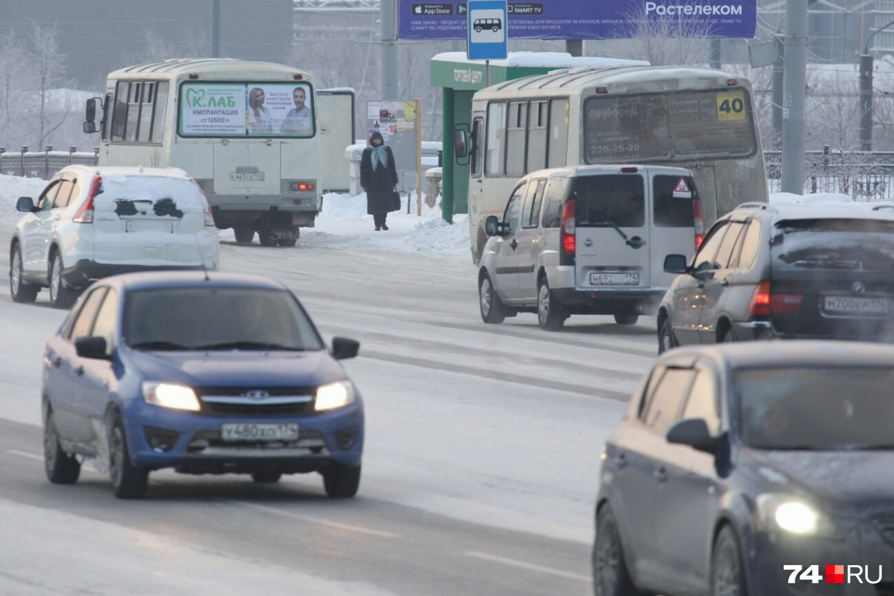 Движение на дорогах рабочее, пробок немного Движение на дорогах рабочее, пробок немного