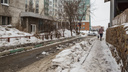 Снег с крыши общежития свалился на женщину с коляской в Октябрьском районе, ребёнка доставили в больницу