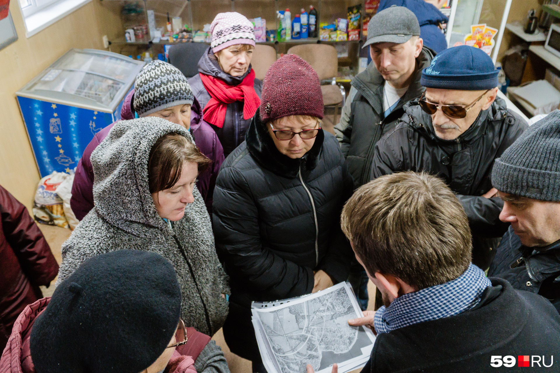 В магазине Заозерья корреспондентов 59.ru встретили более десятка местных жителей