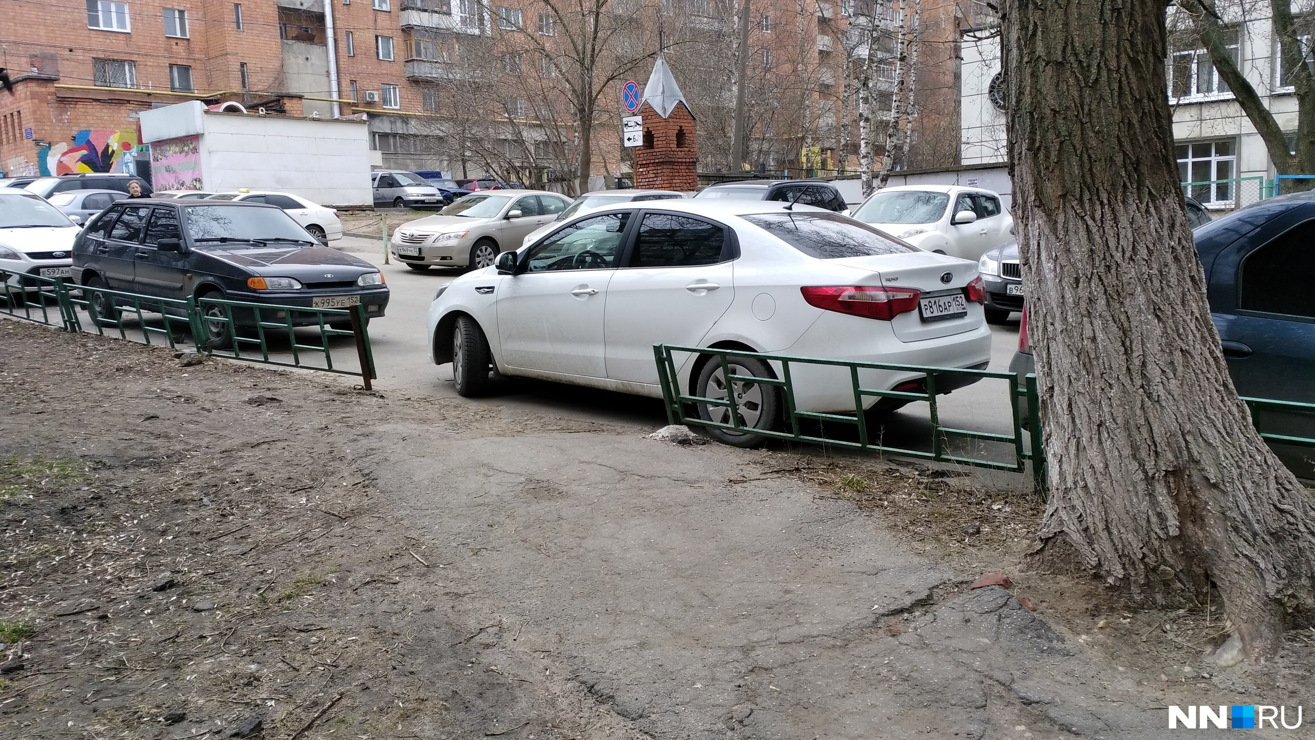 Автор снимка Дмитрий Лавров посетовал, что водитель «не особо думает о пешеходах»