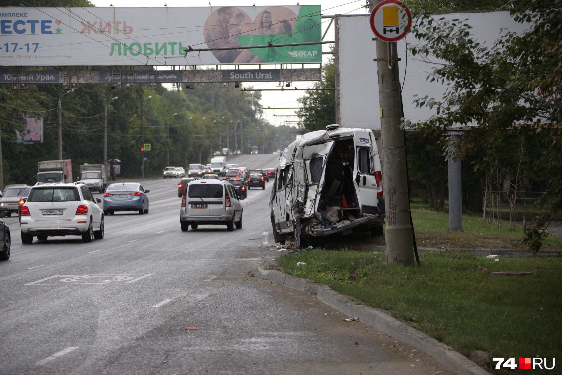 Авария произошла на улице Блюхера. В результате микроавтобус превратился в груду металла