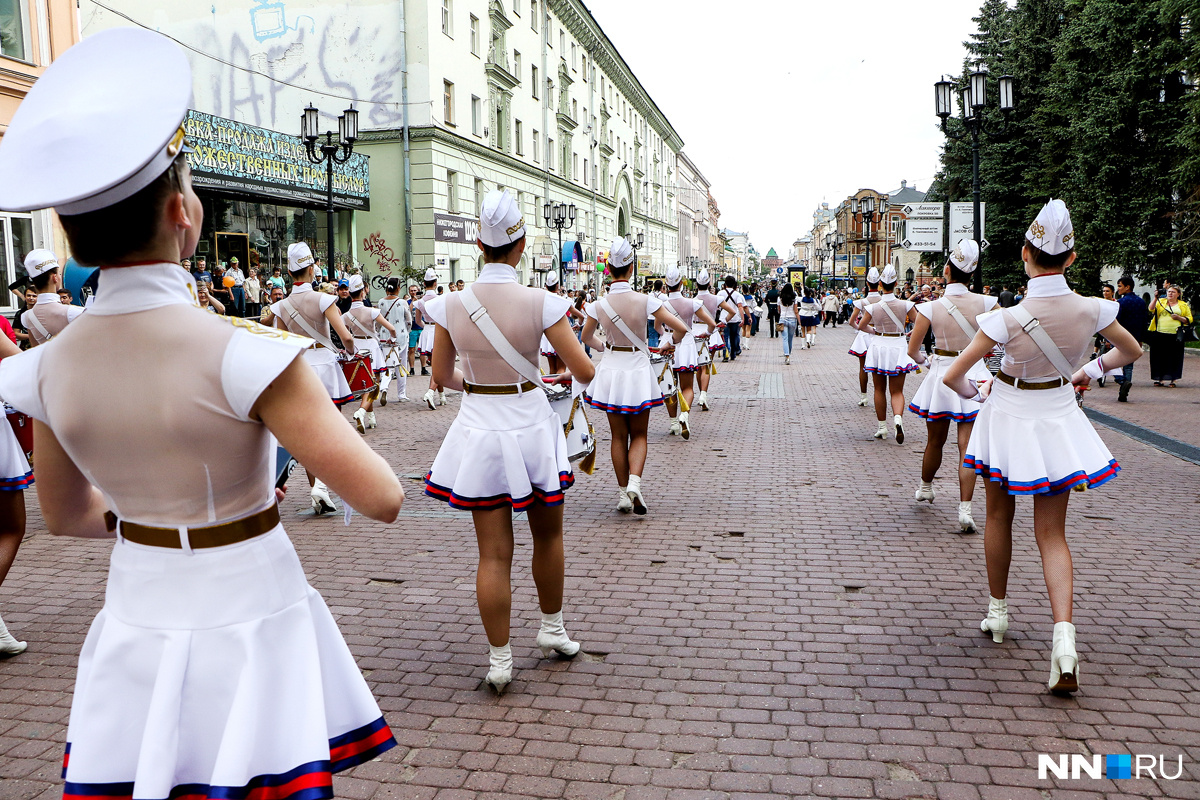 Барабанщицы в коротких юбках на ветру