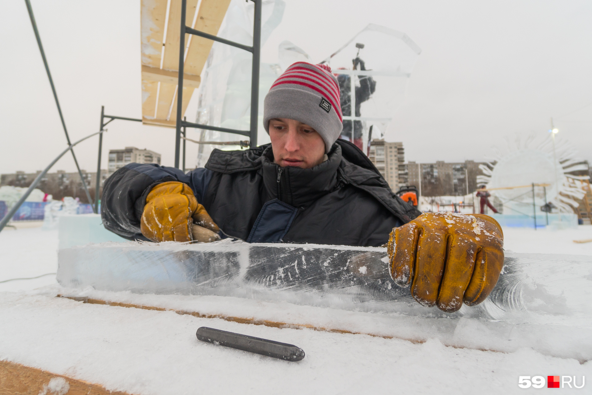 Толстые перчатки помогают сохранить тепло во время работы на морозе