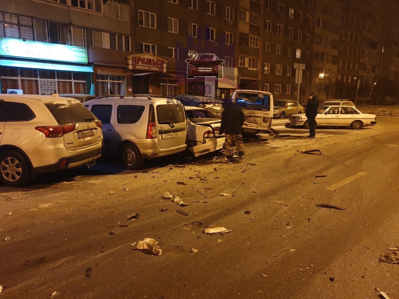Очевидцы насчитали 6 повреждённых авто Очевидцы насчитали 6 повреждённых авто