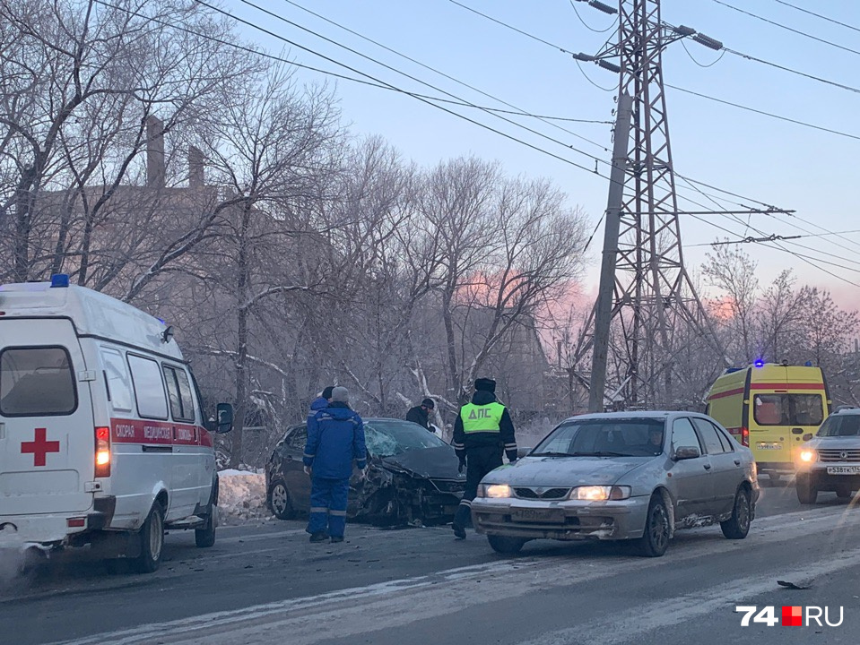 Водителя KIA тоже умчали на скорой Водителя KIA тоже умчали на скорой