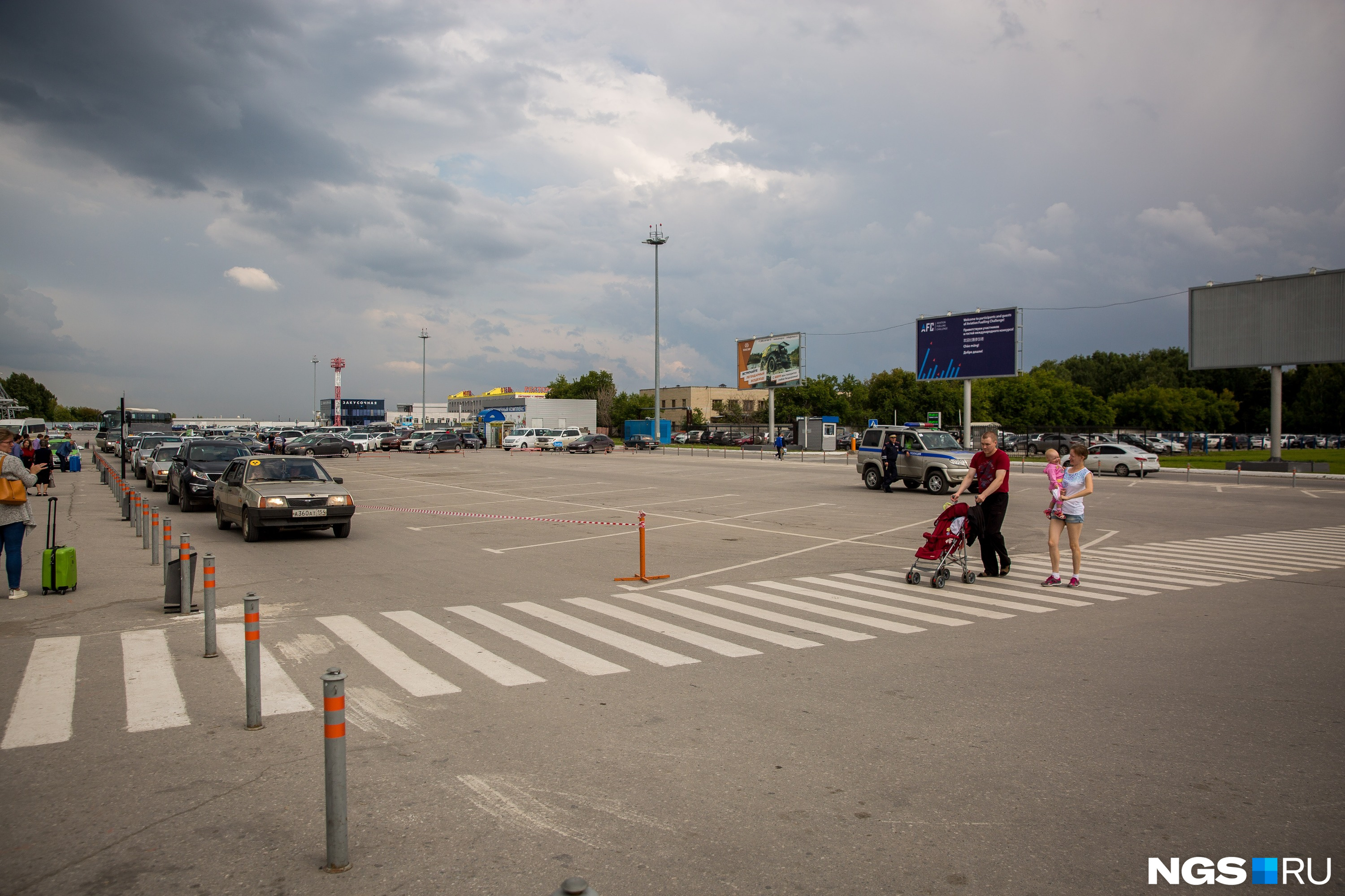 Парковка в новосибирском аэропорту. Парковка перед аэропортом. Бесплатные парковки возле Толмачево.