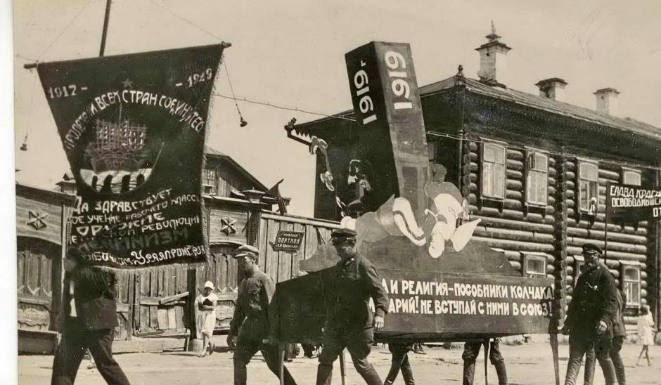 Большинство лозунгов прославляли рабочий класс Большинство лозунгов прославляли рабочий класс