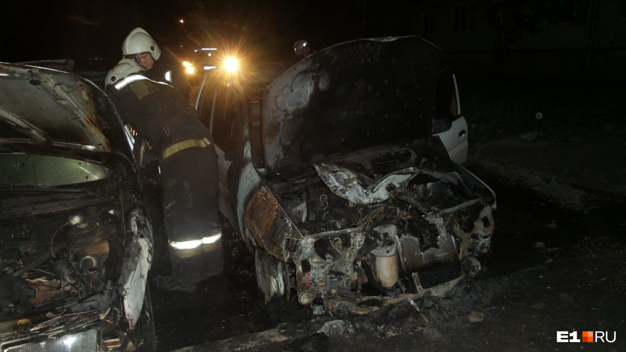 Пожарные не успели потушить пламя до того, как оно выжгло оба авто