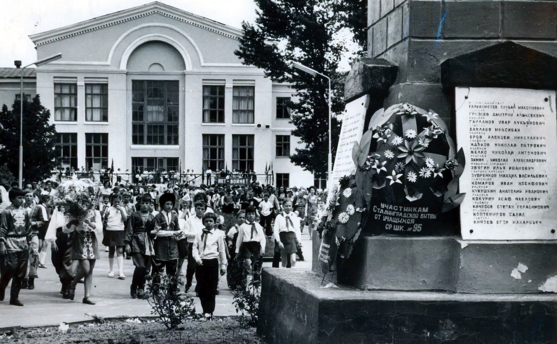 Памятник в виде солдата поставили на месте братской могилы мужественно сражавшихся за Сталинград советских воинов
