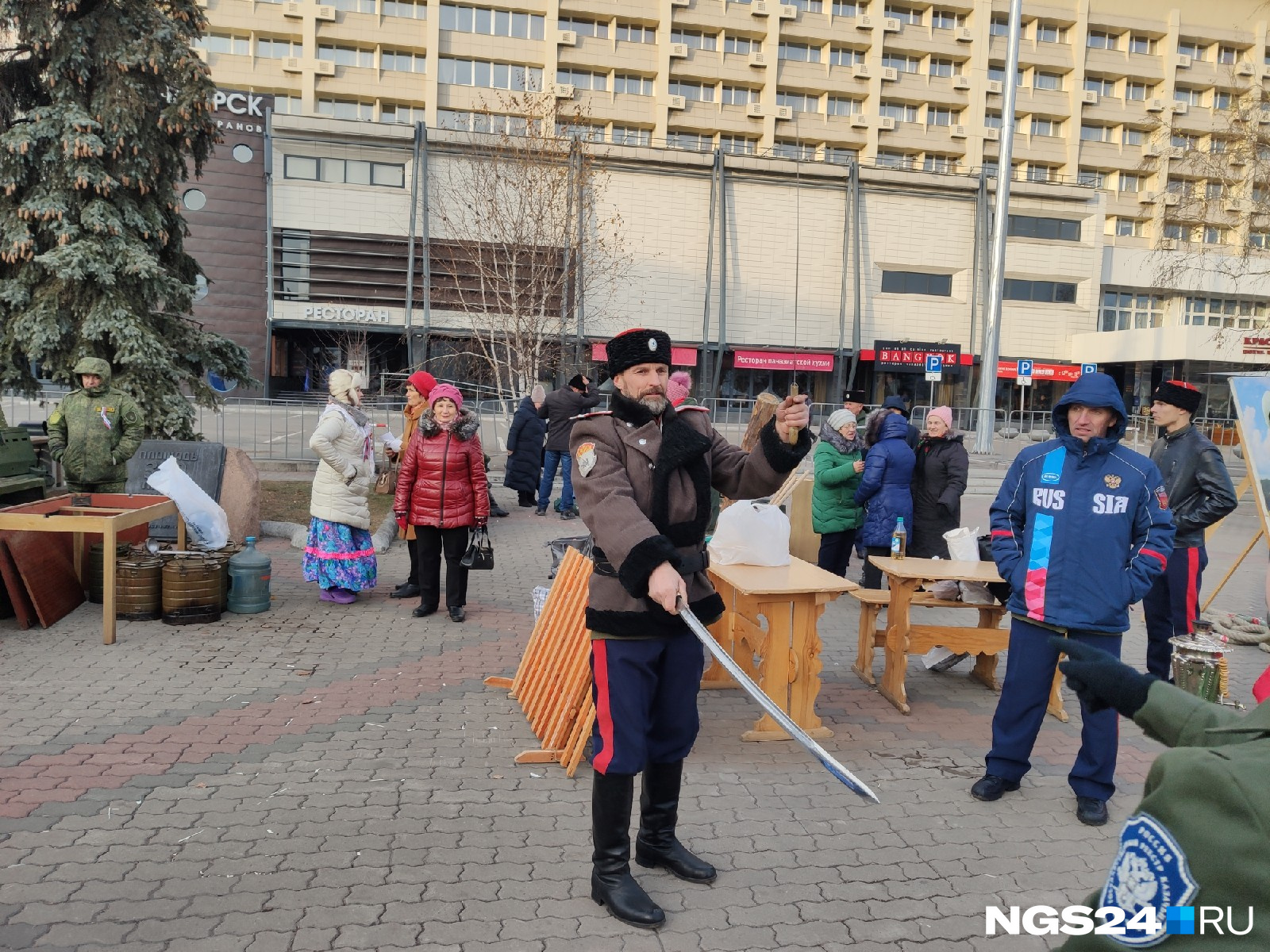 Опытный казак показывает юному красноярцу, как упражняться с саблей Опытный казак показывает юному красноярцу, как упражняться с саблей