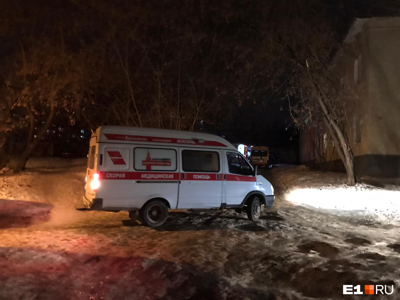 Скорая увезла двоих мужчин Скорая увезла двоих мужчин