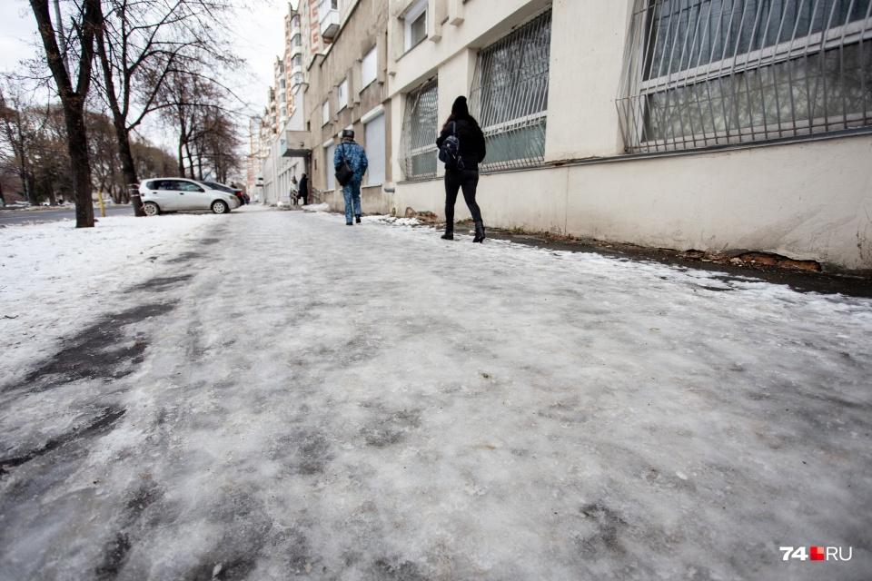 Помимо дорог гололёд образуется на тротуарах, и здесь тоже есть соблазн подсолить 