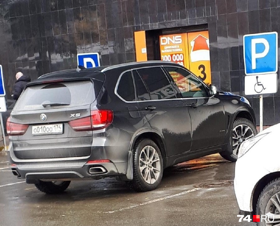 BMW X5, который часто видят в губернаторском кортеже, стоит на месте для инвалидов. По нашей информации, водитель и пассажиры автомобиля инвалидами не являются, равно как нет знака на стекле. Алексей Текслер, вам слово