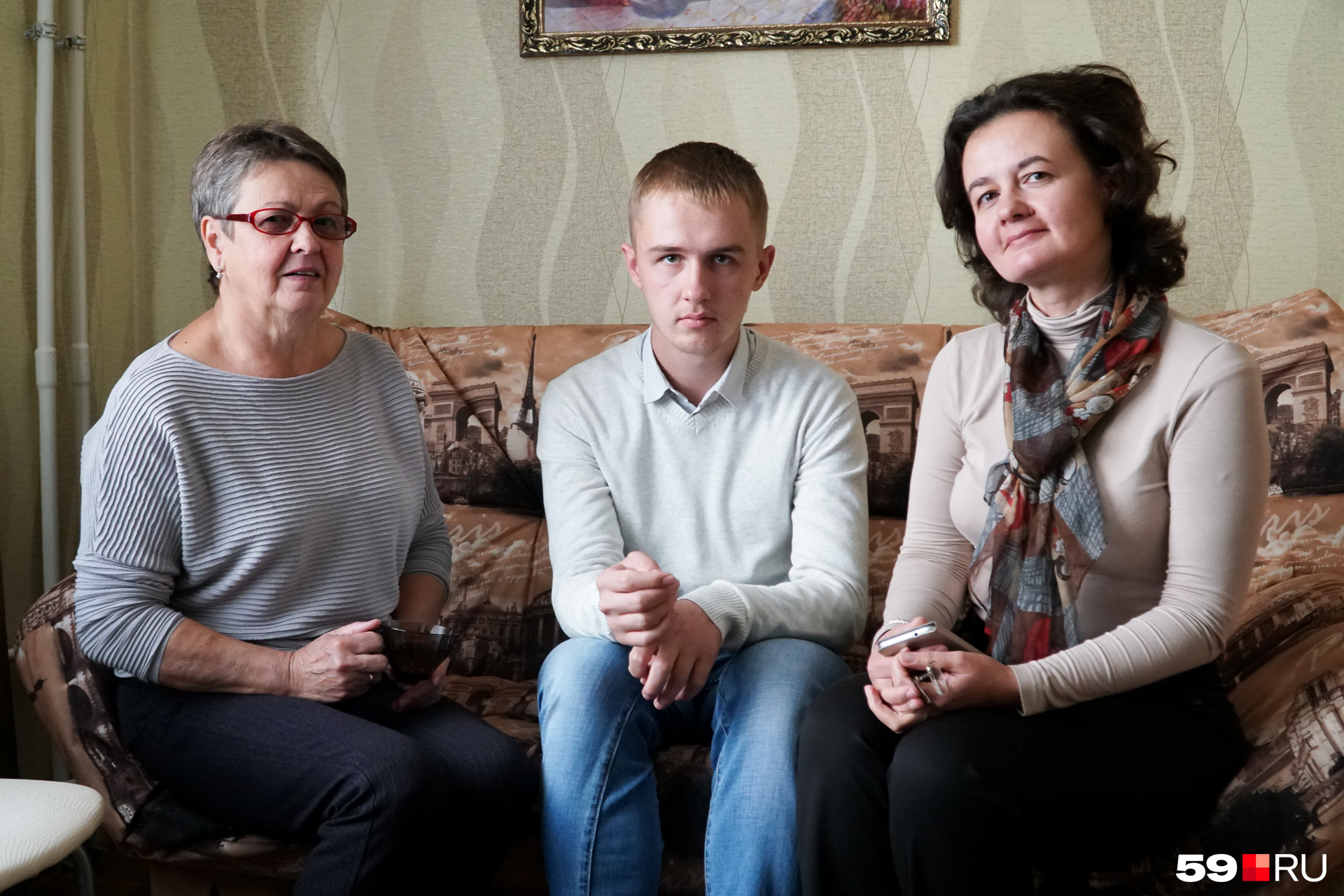 Кирилл Галин с мамой и бабушкой. Вся семья принимает участие в помощи инвалидам