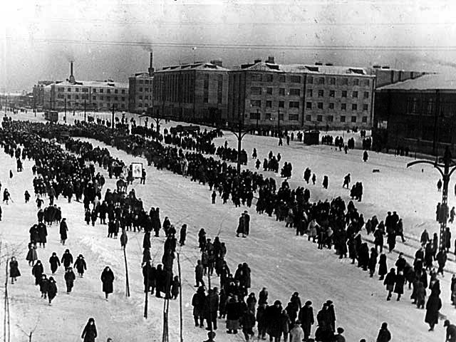 1948 год. Многотысячная процессия идет прощаться с ученым 