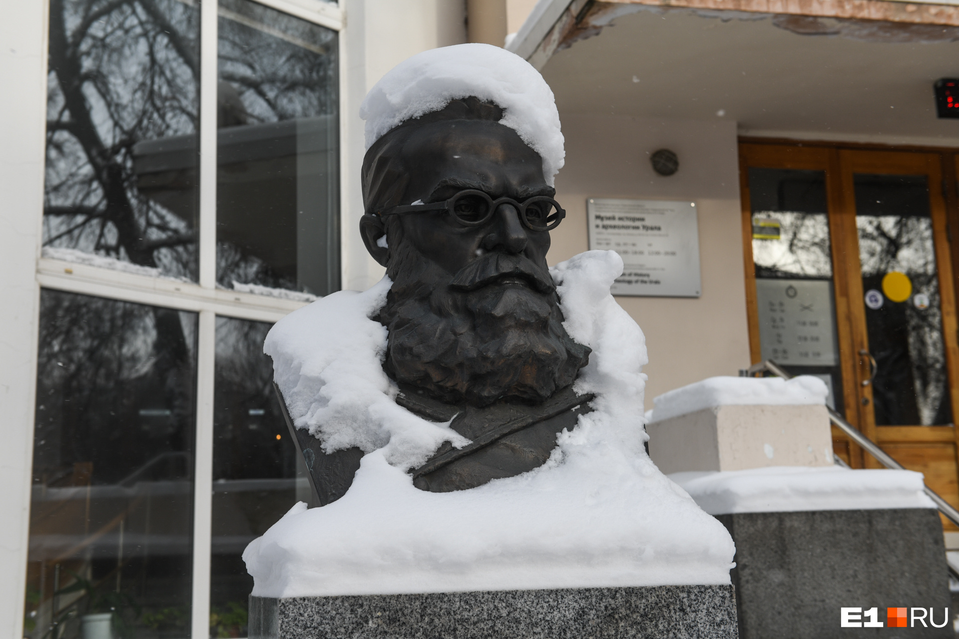 Онисим Клер (основатель Уральского общества любителей естествознания) надел белую шапочку