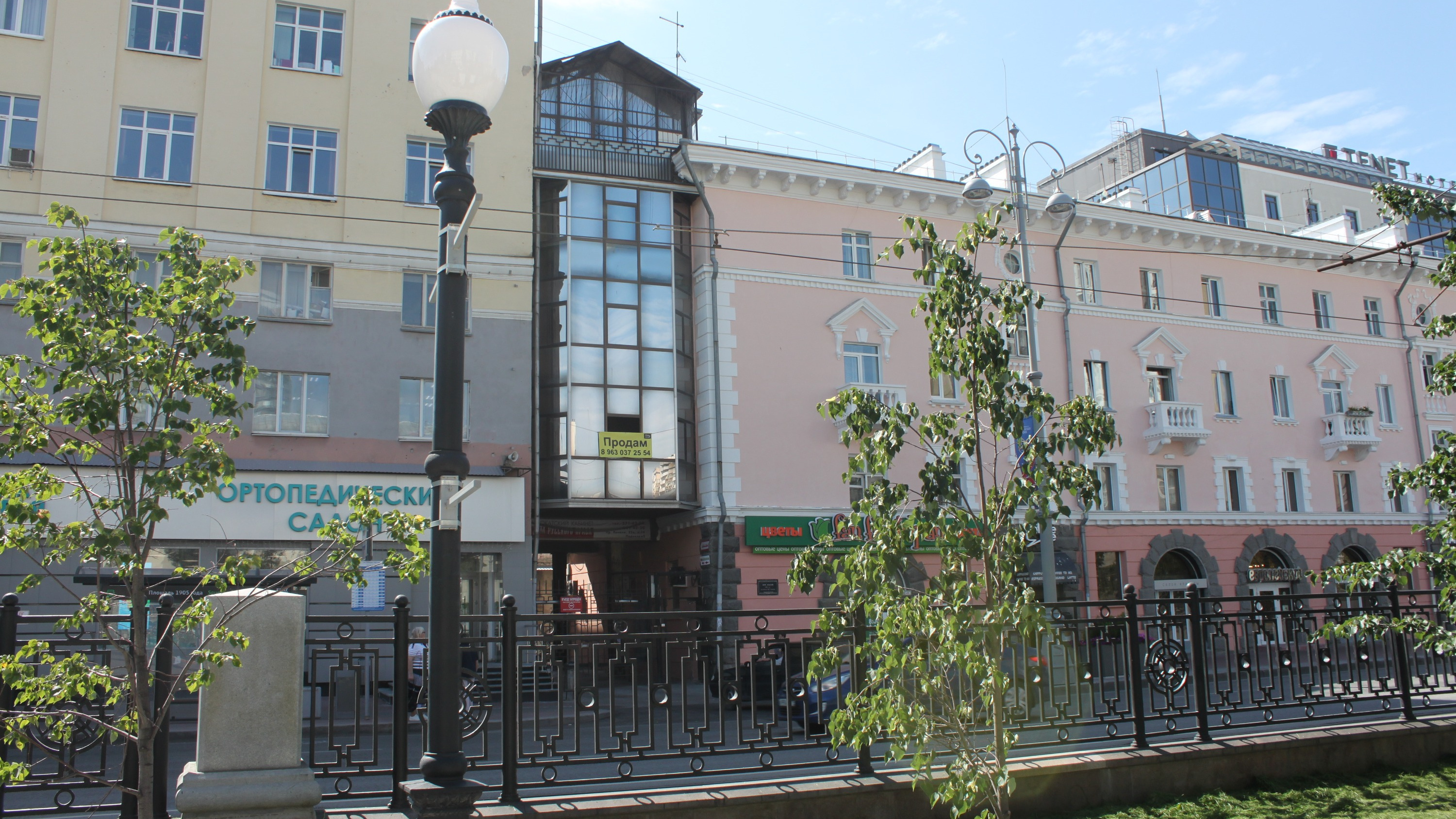«Стеклянный скворечник» на проспекте Ленина: изучаем «домик из 90-х», зажатый между большими домами