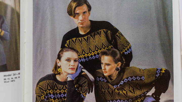 Как пермяки одевались 25 лет назад? Листаем старые каталоги вязаной моды от АО «Новинка»
