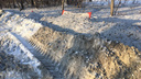 Дорожники похоронили под снегом скамейку, на которую скинулись новосибирцы