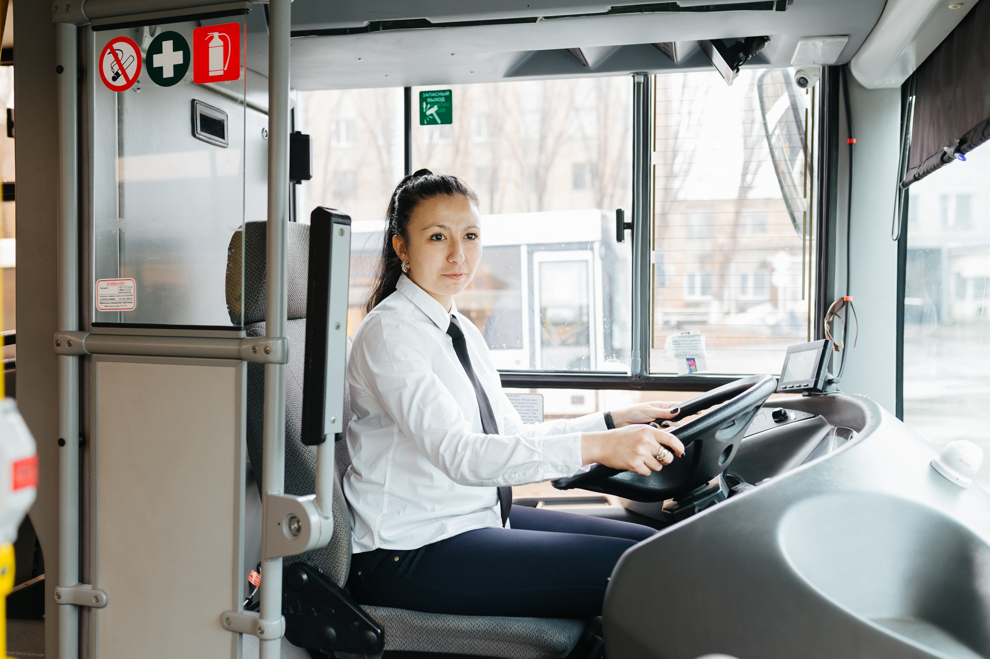 Работа водителем автобуса в московском. Девушка водитель автобуса. Красивая девушка водитель автобуса. Женщина водитель экскурсионного автобуса. Девушки водители автобусов в Башавтотрансе.