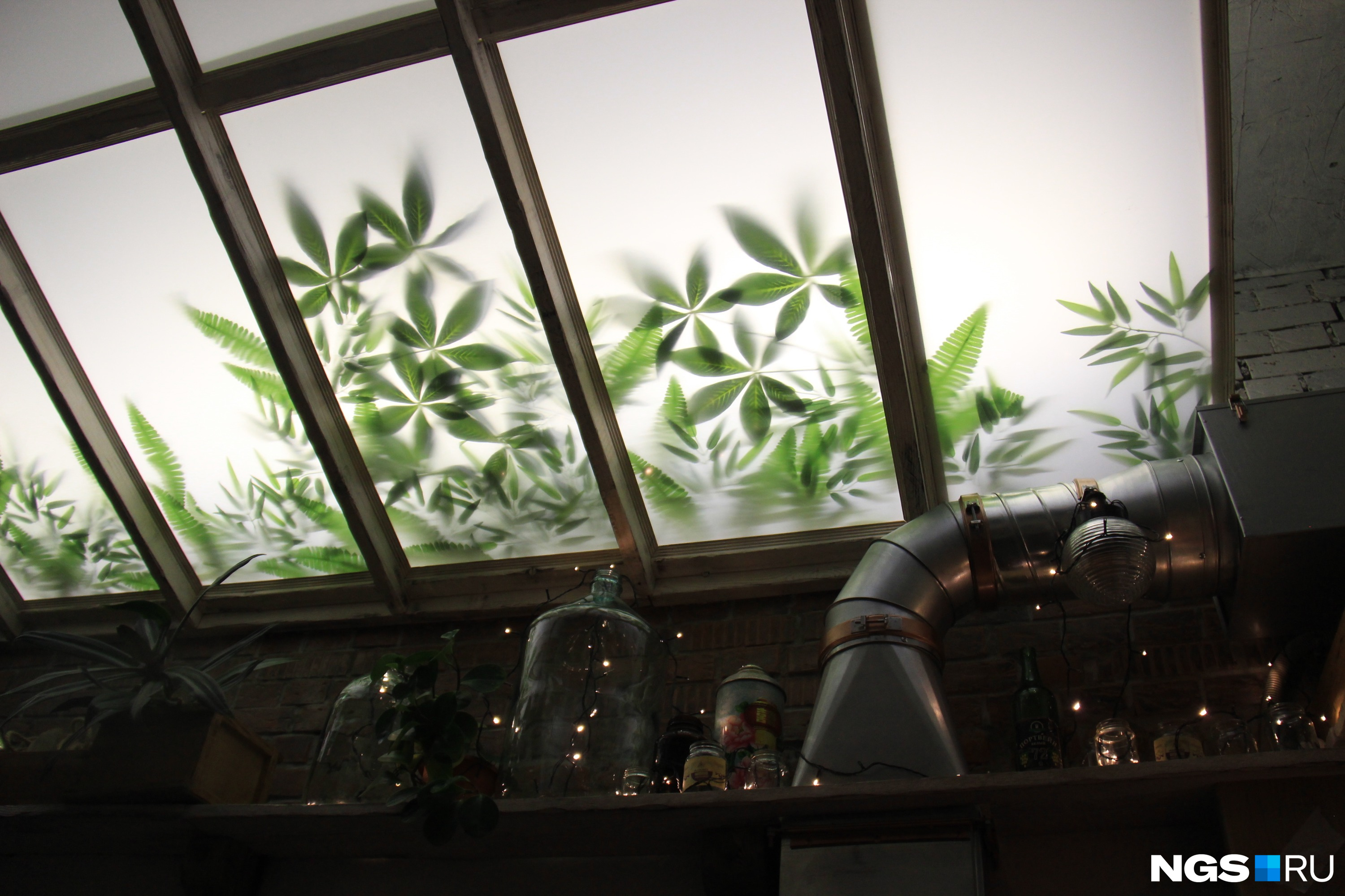 Стеклянный фальшпотолок с подсветкой позволяет создать в «Доме культуры» атмосферу вечного лета