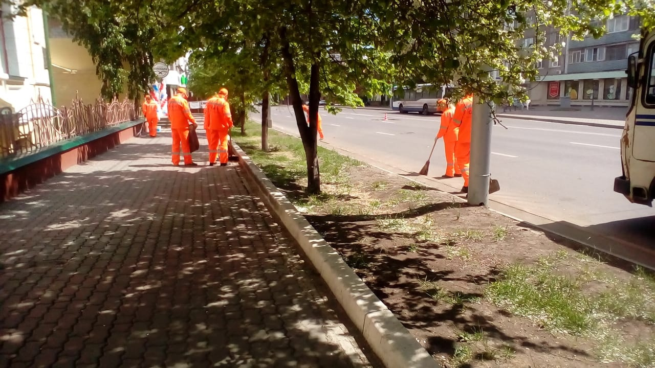 Рабочие взялись подметать окрестности Рабочие взялись подметать окрестности