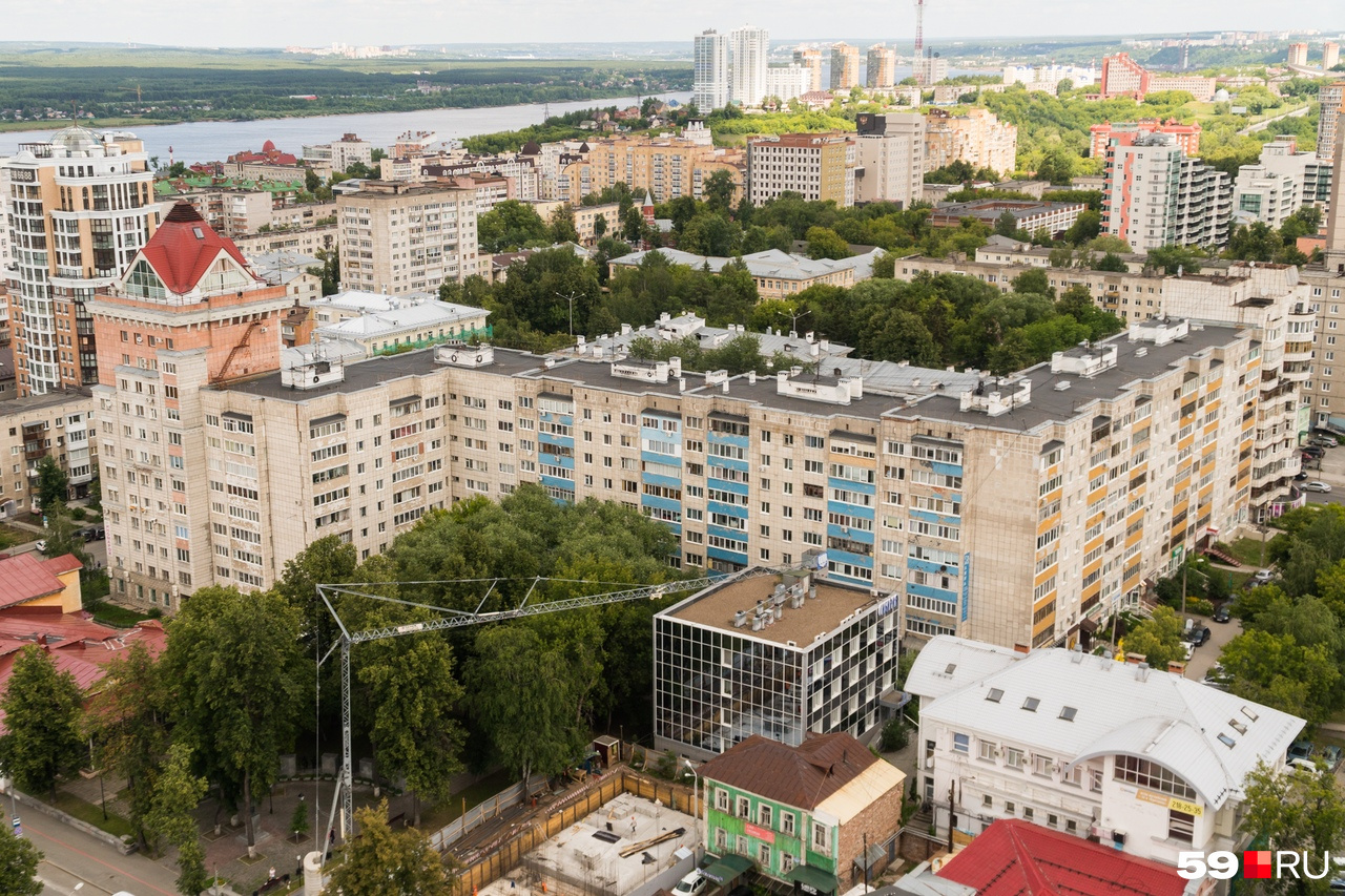 Пирамиды выделяют постройку из общей картины города, она легко узнается Пирамиды выделяют постройку из общей картины города, она легко узнается