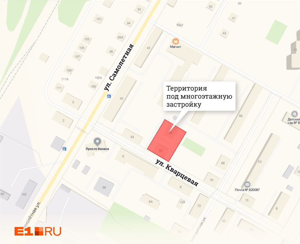 Сейчас два дома образуют единый земельный участок, который по документам предназначен под многоэтажную жилую застройку Сейчас два дома образуют единый земельный участок, который по документам предназначен под многоэтажную жилую застройку