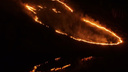 «Апокалиптическое зрелище»: в Октябрьском районе рядом с жилыми домами загорелся склон с травой