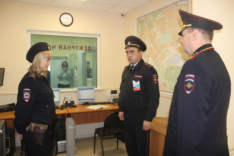 Андрей Сергеев (справа) проинспектировал помещения отдела, в том числи и «лицо» — дежурную часть Андрей Сергеев (справа) проинспектировал помещения отдела, в том числи и «лицо» — дежурную часть