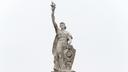 «Потасканные музы»: в Волгограде сняли с высоты «умирающие» скульптуры НЭТа