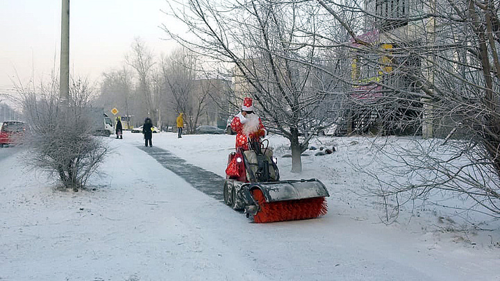 Суровый Красноярск: Деда Мороза отправили мести тротуар в «Зеленой роще»