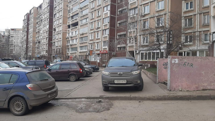 Короли парковки украшают газоны в Нижнем Новгороде