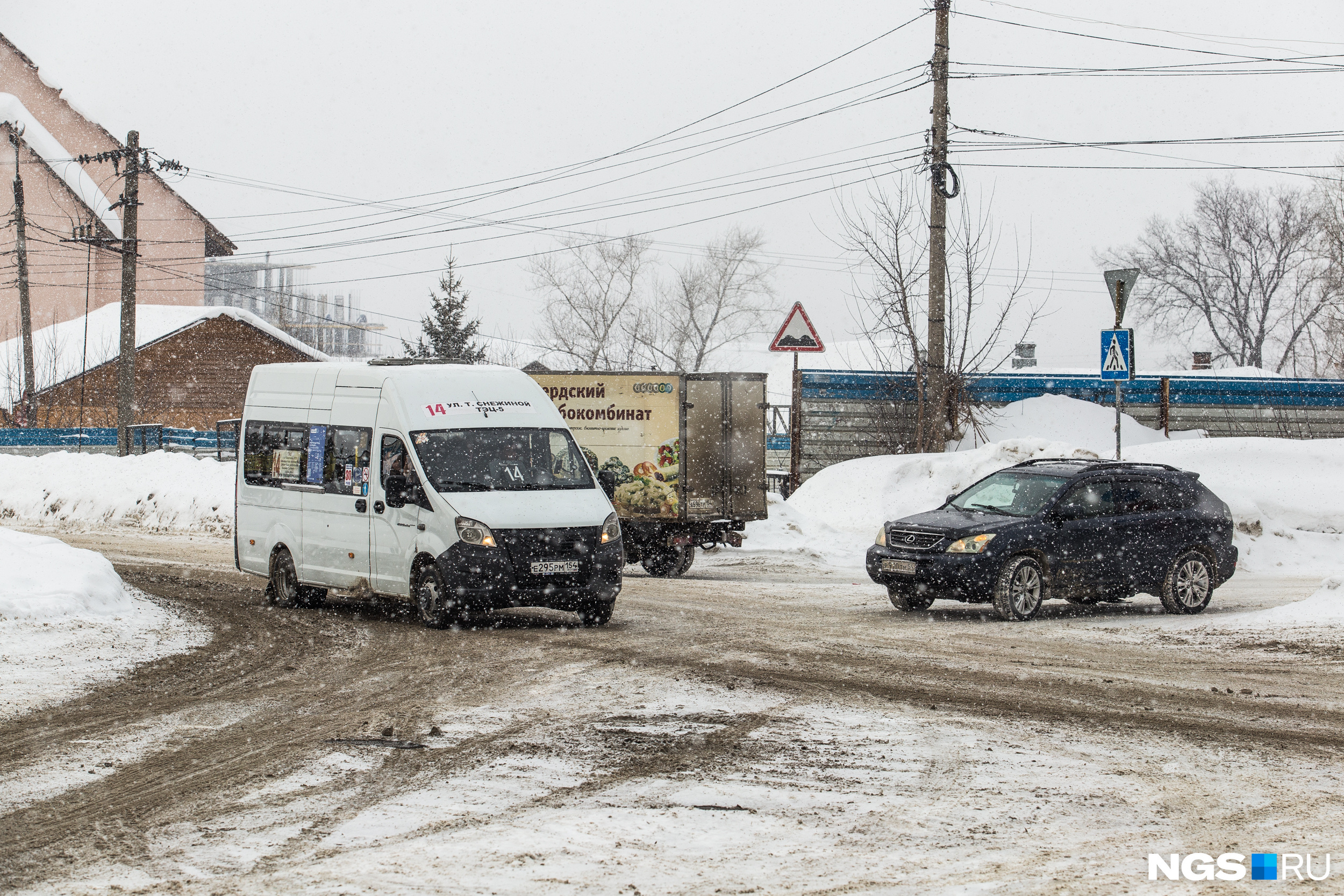 Автомобили с Зыряновской пытаются проехать