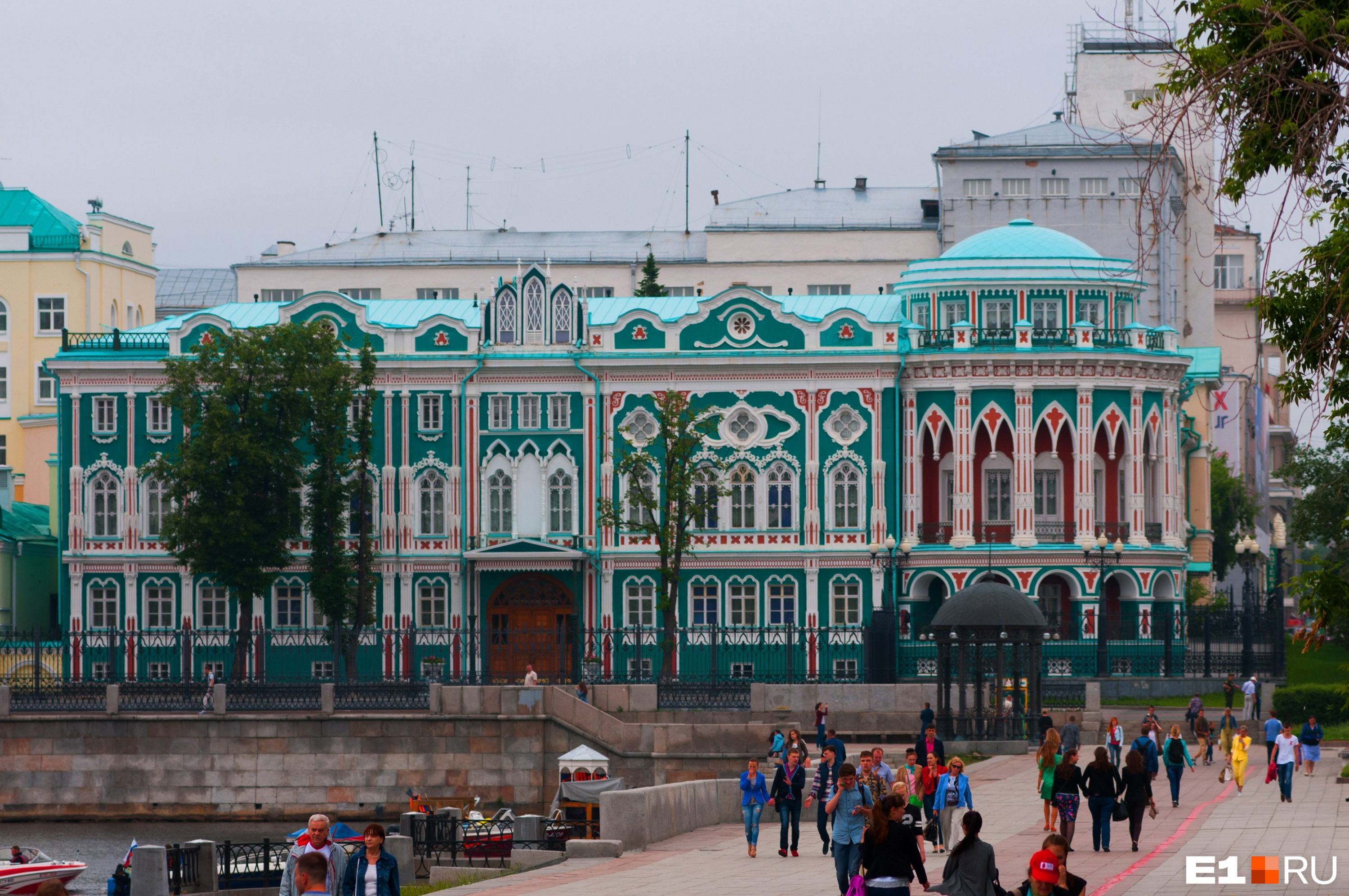 Дом екатеринбург. Дом Севастьянова Екатеринбург архитектура. Екатеринбург особняк купца Севастьянова. Дом Севастьянова Плотинка. Екатеринбург. Плотинка. Дом Севастьянова.