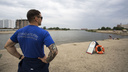 Работа мечты: спасатели ищут новосибирцев, которые будут сидеть на пляже за 15 тысяч рублей