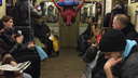 Ростовский каскадер в костюме Человека-паука развлекает пассажиров столичного метро