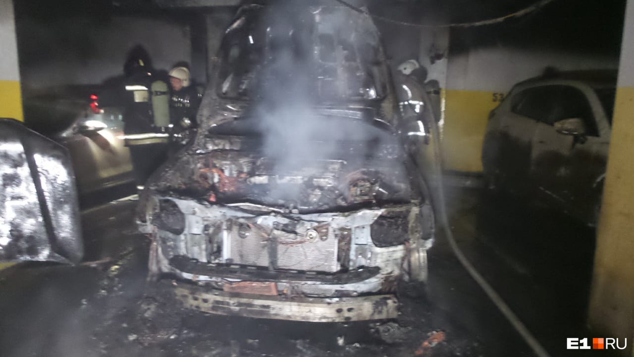 Toyota сгорела полностью Toyota сгорела полностью