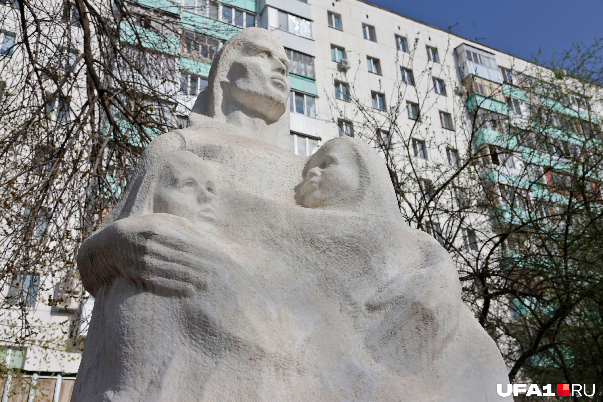 Памятник Клавдии Абрамовой и ее детям долгое время стоял заброшенным